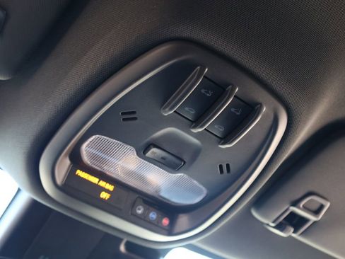Used 2025 Chevrolet Trax RS w/ Sunroof Package FWD image 17