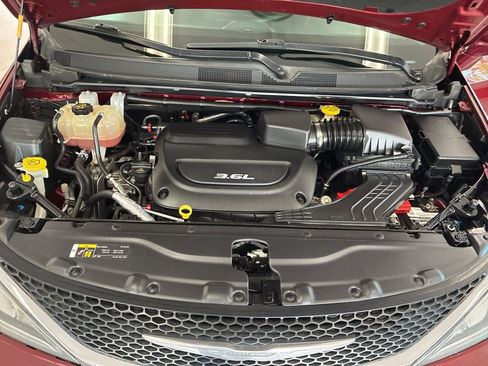 Used 2018 Chrysler Pacifica Touring-L Plus FWD image 45