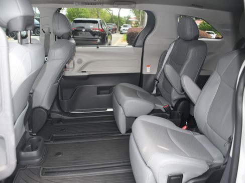 Used 2022 Toyota Sienna Limited FWD image 17