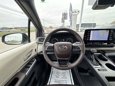 Used 2023 Toyota Sienna Platinum image 14