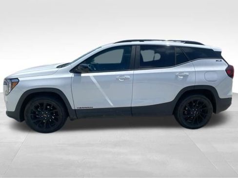 Used 2024 GMC Terrain SLE w/ Elevation Edition FWD image 2