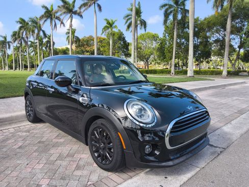 Used 2020 MINI Cooper 4-Door Hardtop w/ Signature Upholstery Package image 1