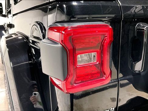 Used 2020 Jeep Wrangler Unlimited Sahara image 40