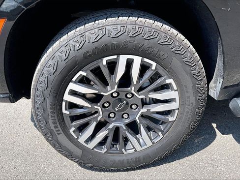Used 2025 Chevrolet Tahoe Z71 w/ Z71 Off-Road Package AWD/4WD image 8