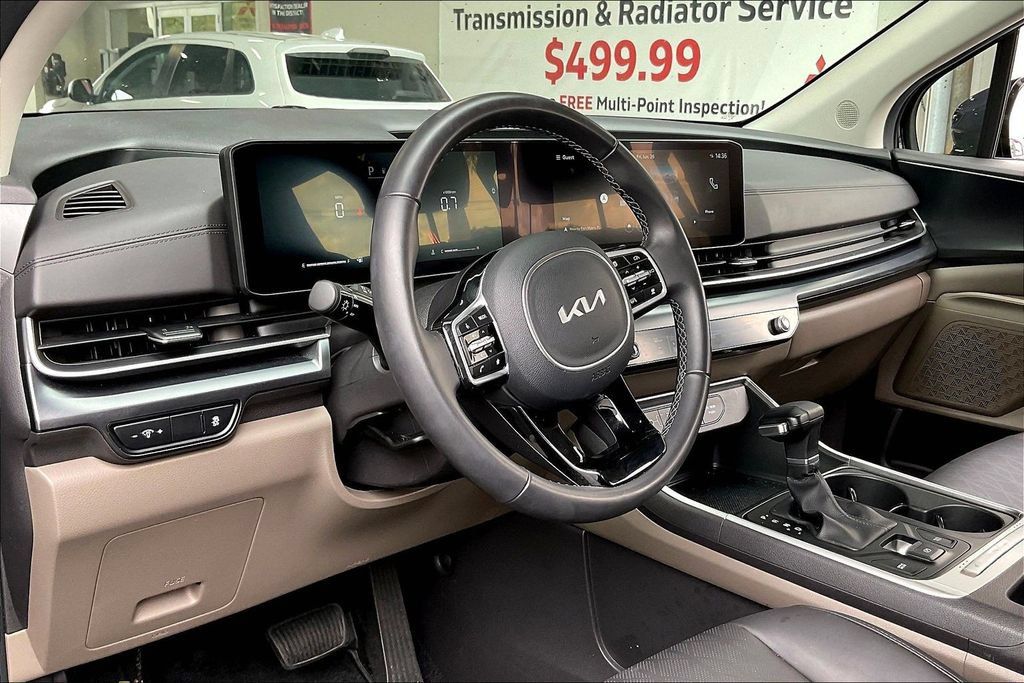 Used 2026 Kia Carnival FWD image 4