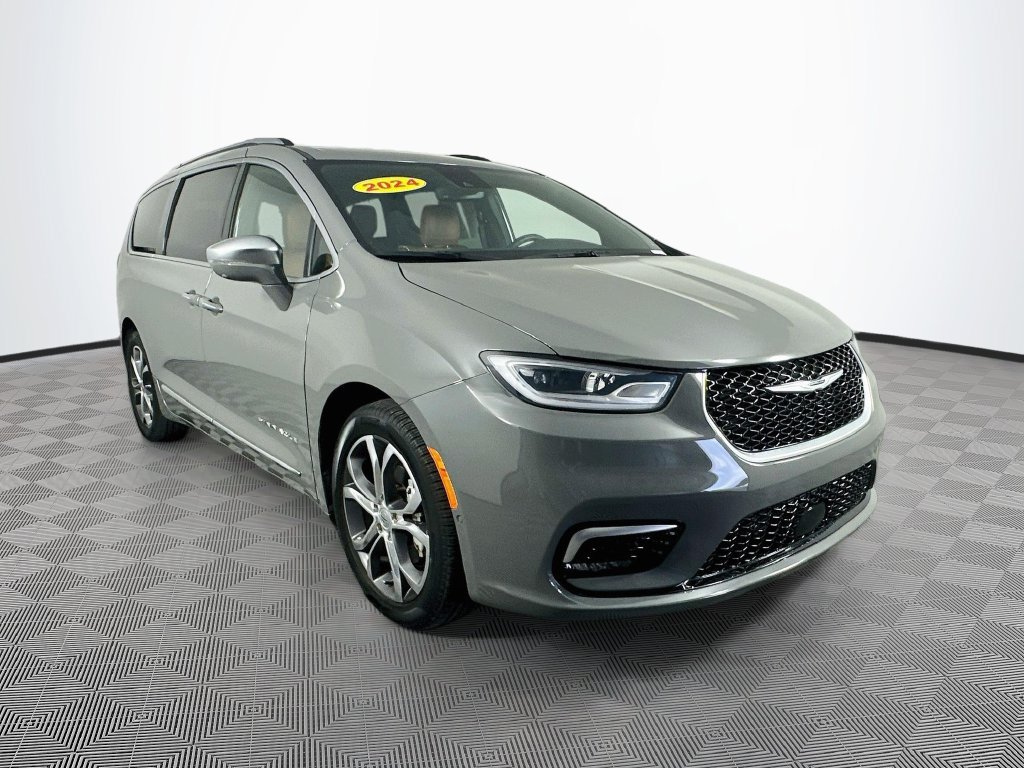 Used 2024 Chrysler Pacifica Pinnacle w/ Trailer Tow Group FWD image 2