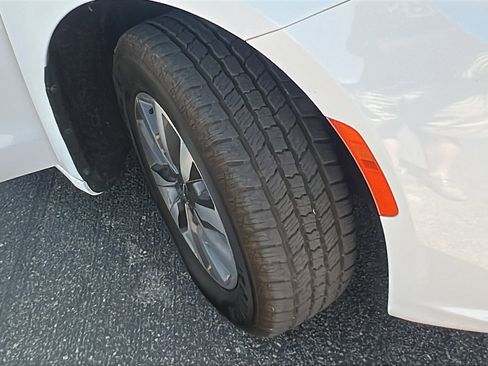 Used 2023 Chrysler Pacifica Touring-L image 10