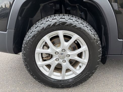 Used 2017 Jeep Cherokee Latitude w/ Comfort/Convenience Group image 10