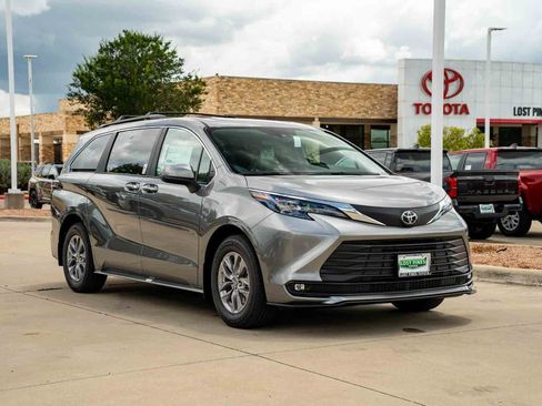 New 2026 Toyota Sienna XLE FWD image 4