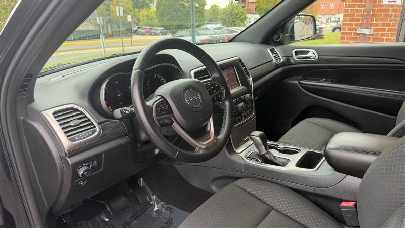Used 2020 Jeep Grand Cherokee Laredo AWD/4WD image 27