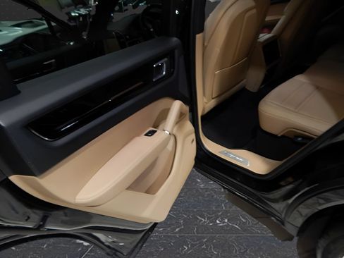 Used 2023 Porsche Cayenne AWD/4WD image 15