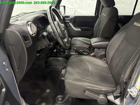 Used 2016 Jeep Wrangler Unlimited Sahara w/ Connectivity Group AWD/4WD image 23