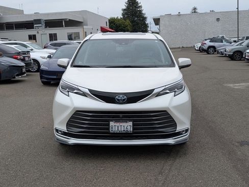 Used 2021 Toyota Sienna Platinum image 2