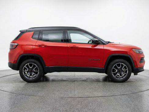 Used 2025 Jeep Compass Trailhawk image 11