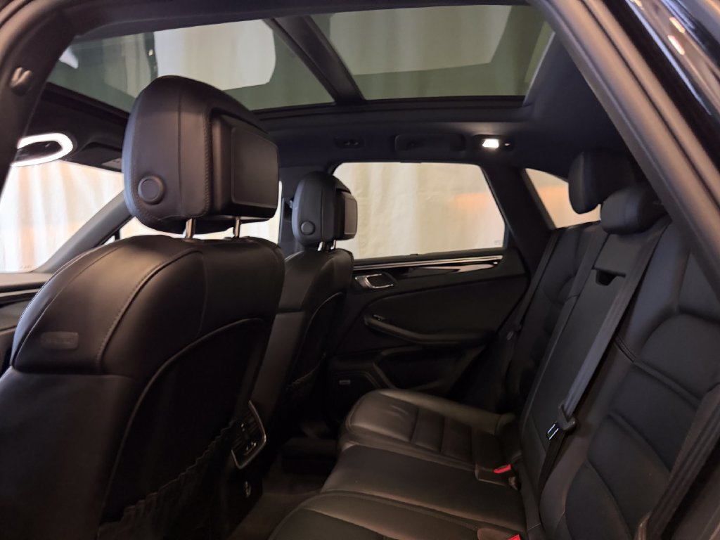 Certified 2023 Porsche Macan AWD/4WD image 24