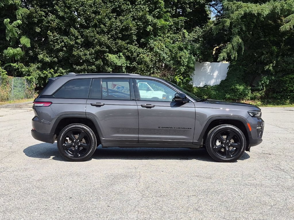 Used 2025 Jeep Grand Cherokee Limited AWD/4WD image 2