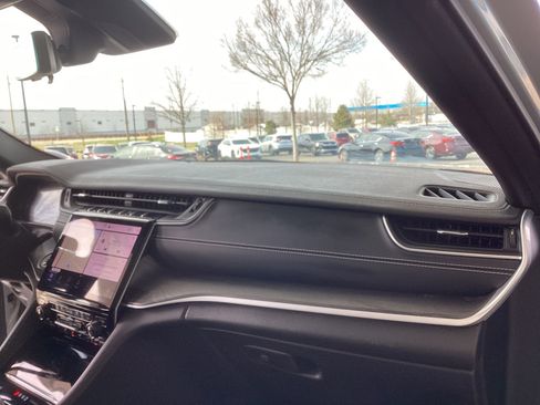 Used 2024 Jeep Grand Cherokee L Limited w/ Luxury Tech Group II image 18