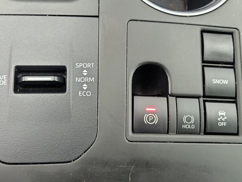 Certified 2024 Toyota Highlander XLE FWD image 33