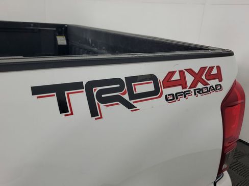 Used 2017 Toyota Tacoma SR image 30
