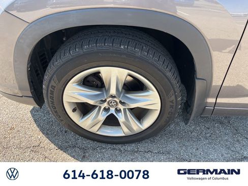 Used 2017 Toyota Highlander Limited AWD/4WD image 18