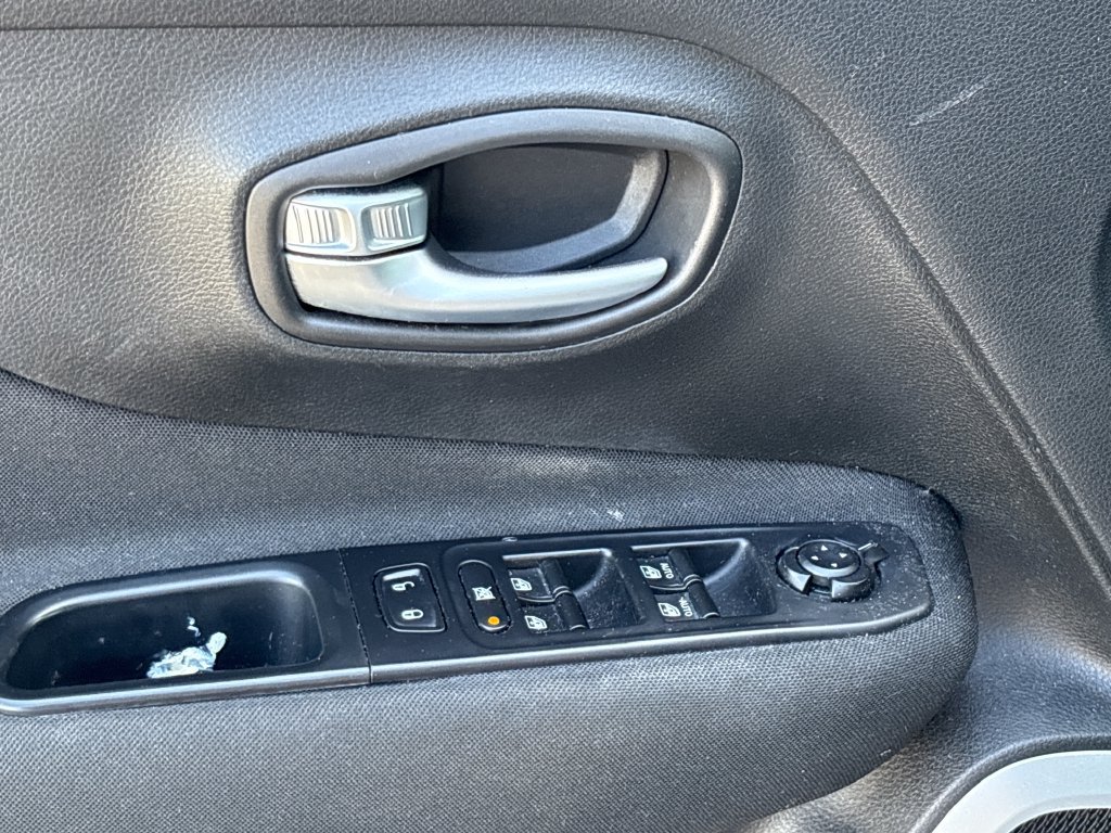 Used 2018 Jeep Renegade Latitude FWD image 40