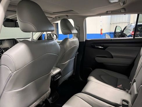 Used 2022 Toyota Highlander XLE image 17