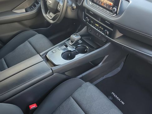 Used 2025 Nissan Rogue SV FWD image 12
