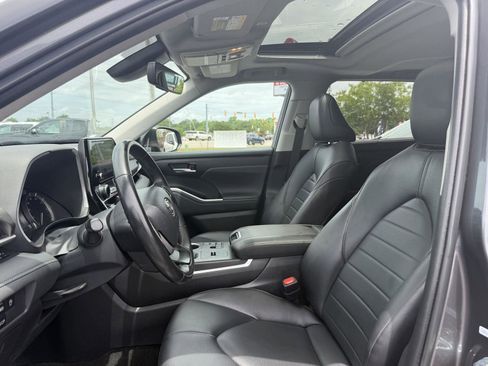 Used 2023 Toyota Highlander XLE FWD image 12