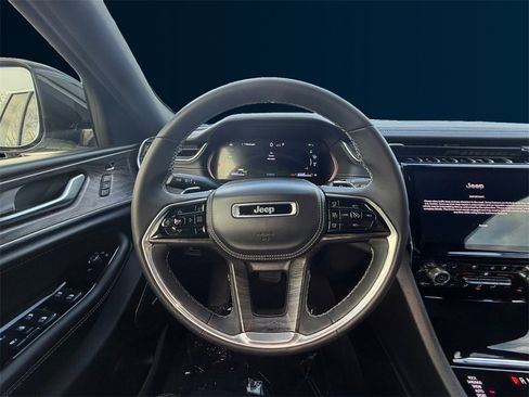 Used 2022 Jeep Grand Cherokee Overland w/ Luxury Tech Group IV image 13