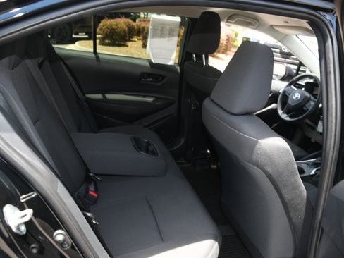Used 2025 Toyota Corolla LE FWD image 17
