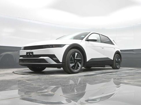 New 2025 Hyundai Ioniq 5 SE image 30