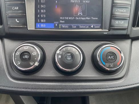 Used 2018 Toyota RAV4 LE w/ Carpet Mat Package AWD/4WD image 17