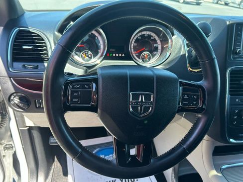 Used 2019 Dodge Grand Caravan SXT FWD image 16