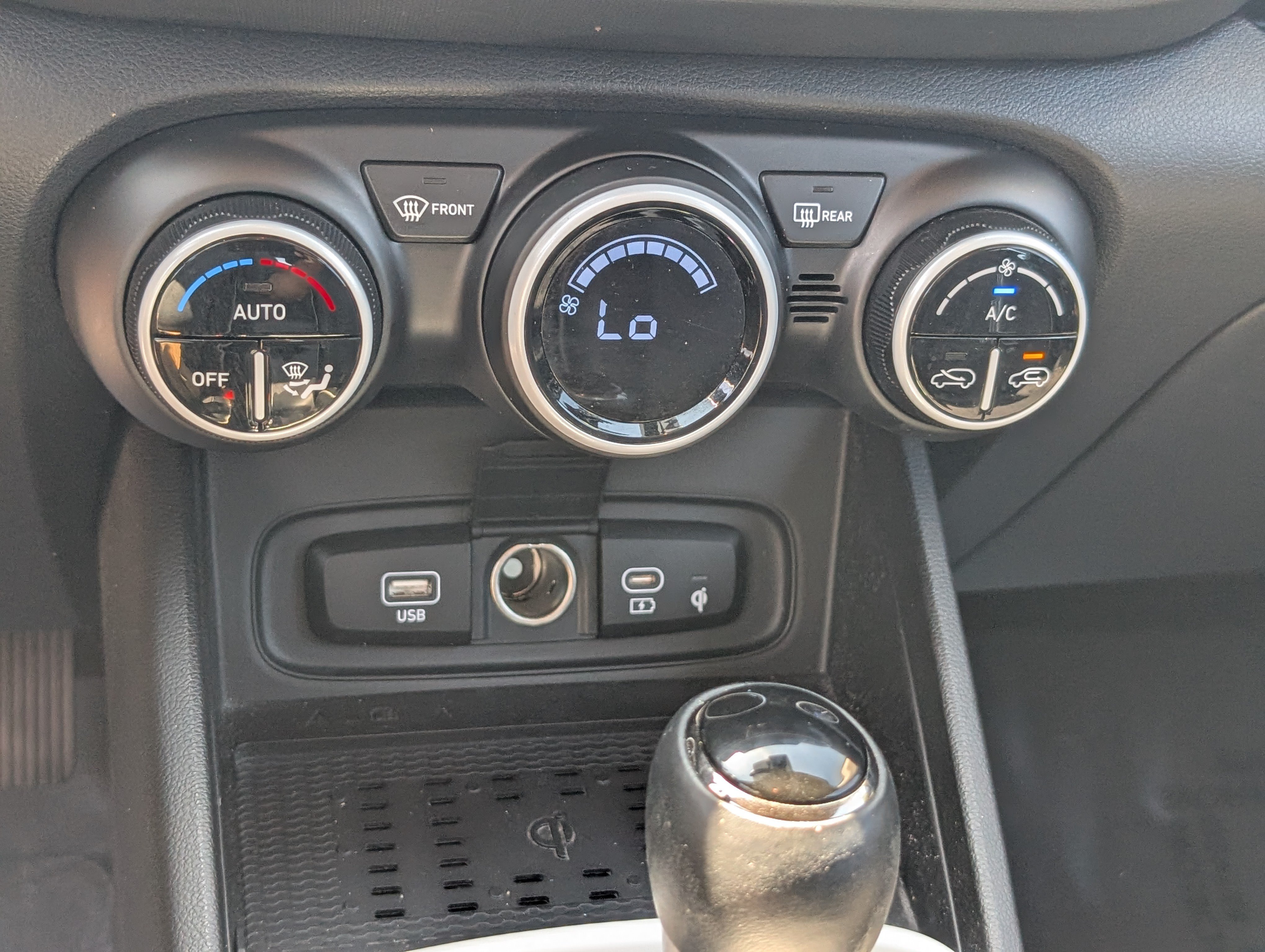 Used 2025 Hyundai Venue Limited FWD image 25