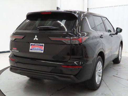 New 2026 Mitsubishi Outlander ES FWD image 3