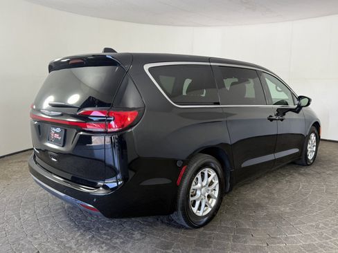Used 2025 Chrysler Pacifica Select FWD image 9