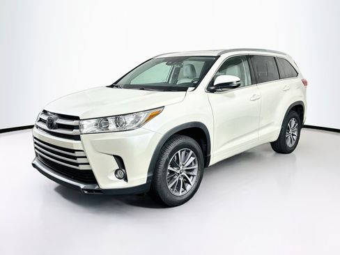 Used 2018 Toyota Highlander XLE FWD image 3