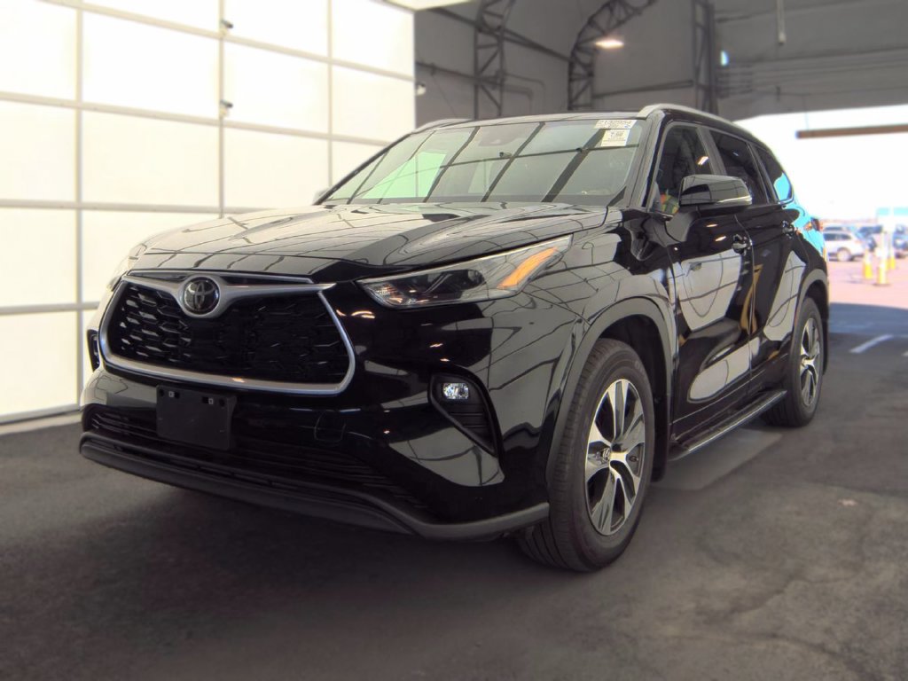 Used 2023 Toyota Highlander XLE AWD/4WD image 1