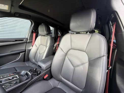 Certified 2025 Porsche Macan image 12