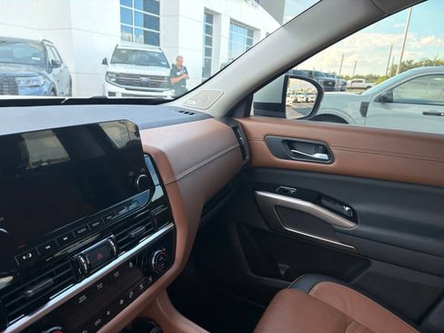 Used 2022 Nissan Pathfinder Platinum w/ Cargo Package FWD image 16