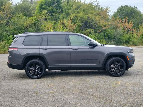 Used 2024 Jeep Grand Cherokee L Laredo RWD image 4