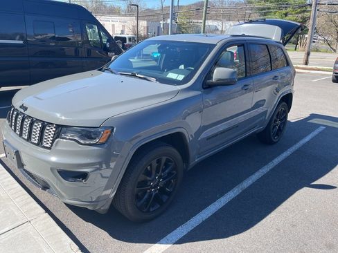 Used 2022 Jeep Grand Cherokee Laredo X image 1