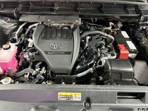 Used 2025 Toyota Highlander XLE FWD image 12