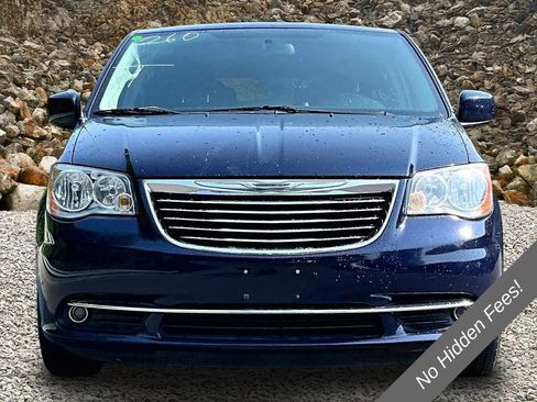 Used 2015 Chrysler Town & Country Touring FWD image 3