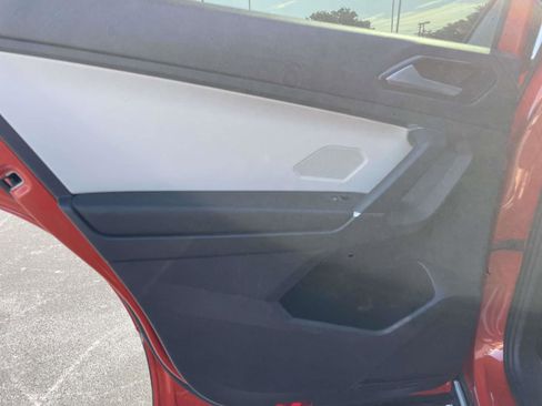 Used 2018 Volkswagen Tiguan SEL AWD/4WD image 11