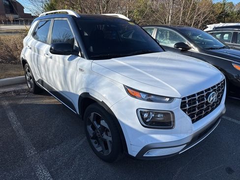 Used 2023 Hyundai Venue Limited image 3