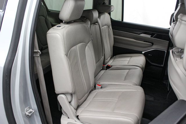 Used 2024 Jeep Wagoneer L Series II w/ Flexible Seating Group RWD image 20