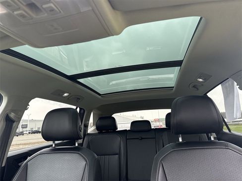 Used 2022 Volkswagen Tiguan SE w/ Panoramic Sunroof Package image 16