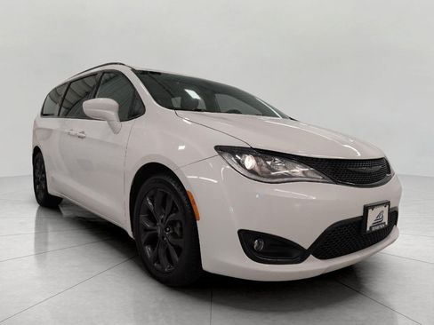 Used 2020 Chrysler Pacifica Touring-L Plus w/ S Appearance Package FWD image 1