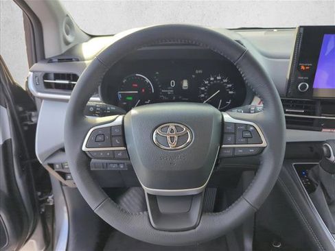 Certified 2026 Toyota Sienna XLE FWD image 13